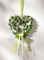 Buchsbaumherz mit Maigl&ouml;ckchen und Schmetterlingen 