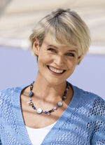 Halskette mit verschiedenen Schmuckelementen 