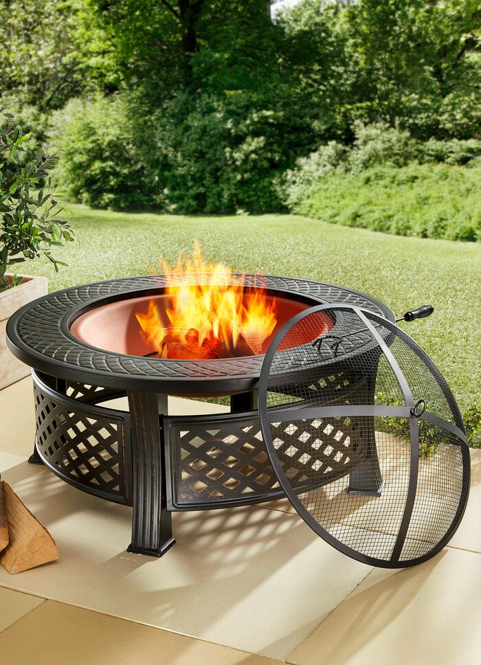 Feuerstelle mit Gitterdeckel und Sch&uuml;rhaken 