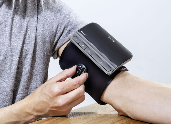 Oberarm-Blutdruckmessgerät mit innovativem easy-Lock-System 