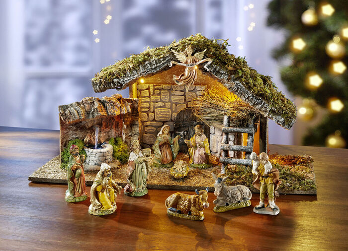 Beleuchteter Krippenstall aus Holz mit Brunnen 