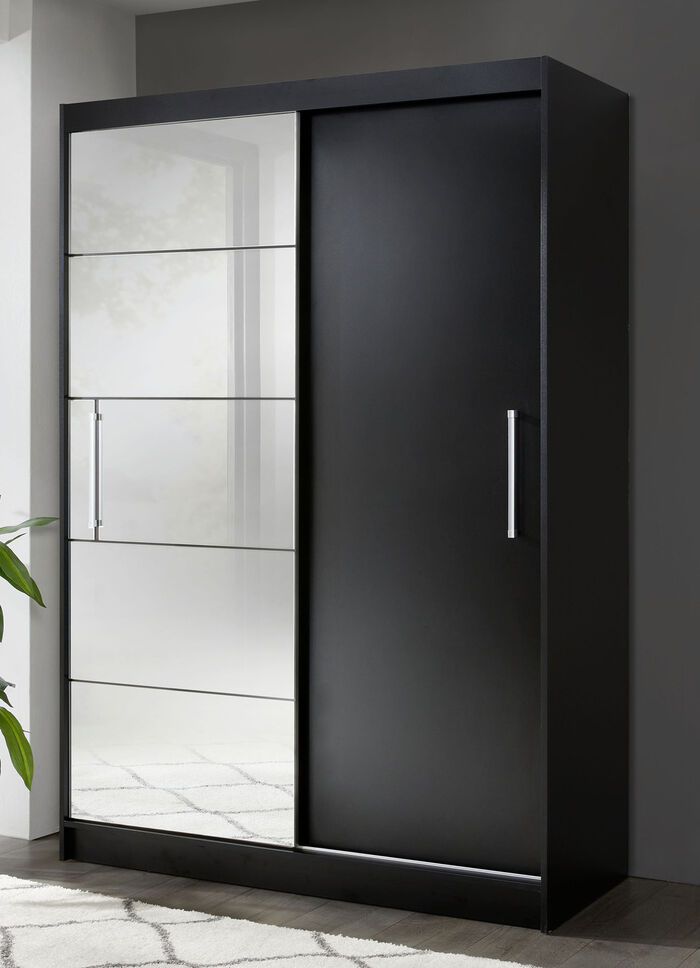 Durchdachter Schwebetürenschrank mit Spiegelfront