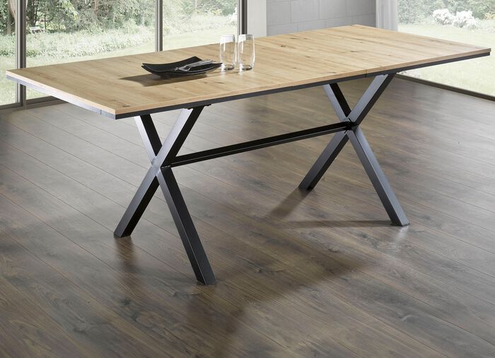 Esszimmerm&ouml;bel auf pulverbeschichtetem Metallgestell 