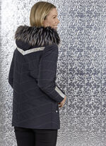 Jacke mit silberfarbenen Ziernähten 