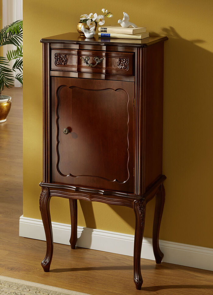 Teilmassive Möbelserie mit kunstvollen Holzverzierungen NUSSBAUM