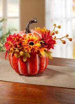 Deko-K&uuml;rbis mit kleinen Beeren und herbstlichen Bl&uuml;ten 