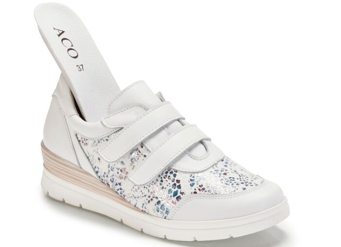 Sneaker aus gl&auml;nzend bedrucktem Elastikmaterial WEISS