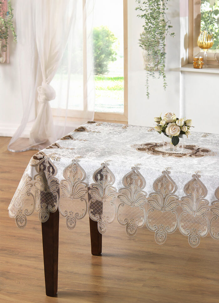 Tischdecke oder Kissenbezug mit filigran gearbeiteten Motiven 