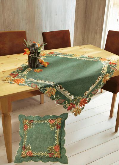 Tisch- und Raumdekoration mit Herbstlaub-Stickereien 