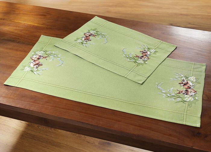 Tisch- und Raumdekoration mit Bl&uuml;ten- und Gr&auml;sermotiv 