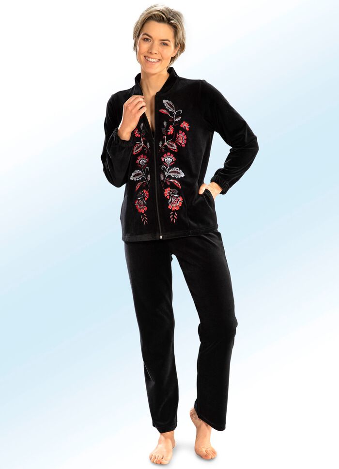 Hausanzug mit Stickerei- und Strasssteinzier 