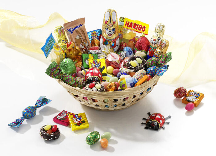Prall gefüllter Osterkorb für Kinder 