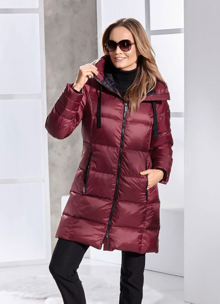 Daunen-Kurzmantel mit fester Kapuze BEERE
