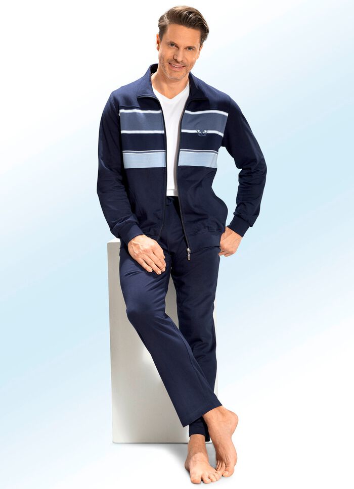 Hausanzug mit Streifendessin 