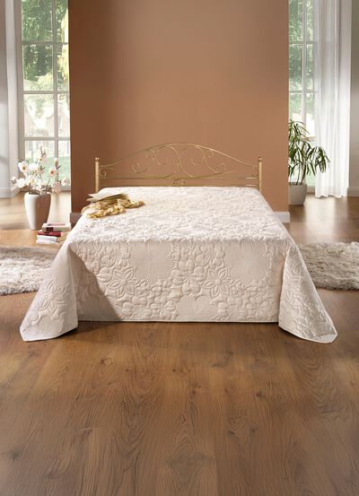 Hervorragend verarbeitete Tagesdecke und passende Kissenbez&uuml;ge 