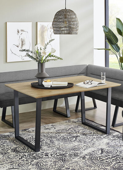 Esstisch auf schwarzem Metallgestell 