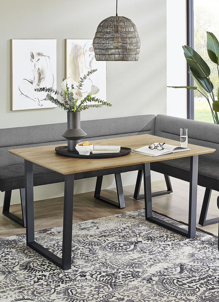 Esstisch auf schwarzem Metallgestell 