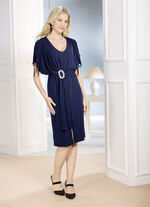 Kleid mit Schmuckspange 