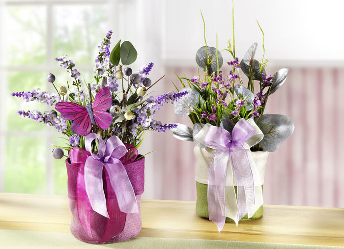 Frühlingsgesteck mit Blumen und Gräser im Filzbeutel LILA