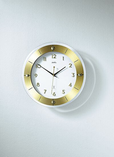 Hochwertige Wanduhr von AMS, aus facettiertem Mineralglas 