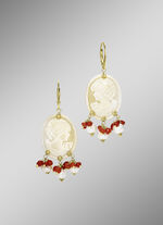 Ohrringe mit S&uuml;sswasser-Zuchtperlen und beh. Koralle 