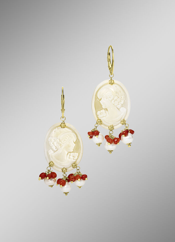 Ohrringe mit S&uuml;sswasser-Zuchtperlen und beh. Koralle 