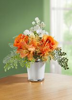 Rosen-/Lilien-Arrangement in weissem Keramiktopf 