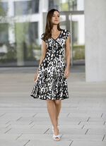 Kleid mit eingefasstem V-Ausschnitt 