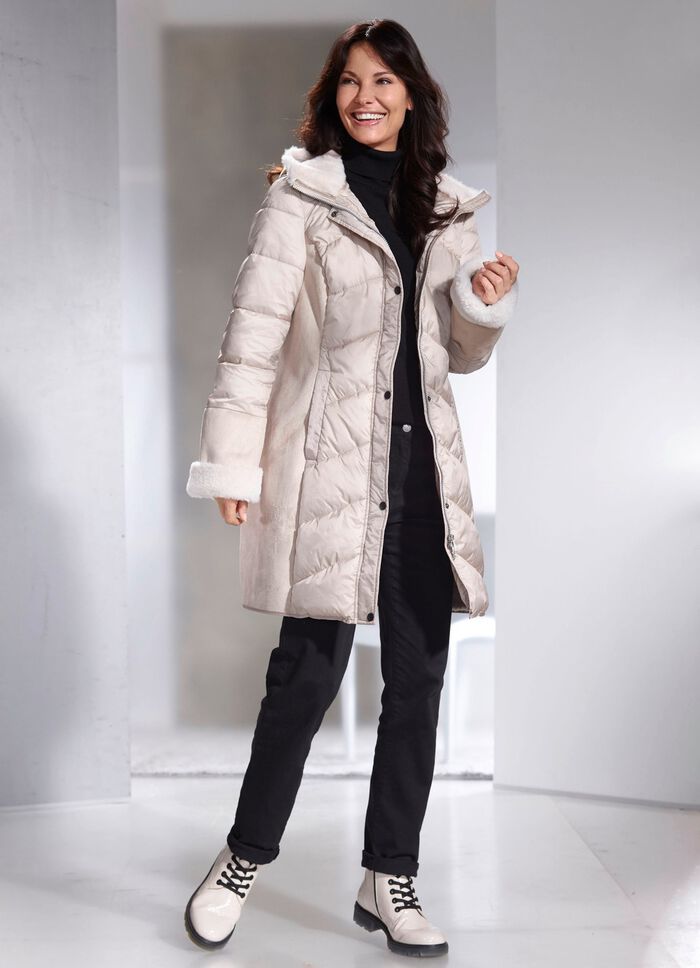 Kurzmantel in aktuellem Materialmix 