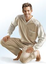 Götting Pyjama mit V-Ausschnitt und Bündchen, Naturfaser 