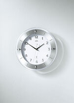 Hochwertige Wanduhr von AMS, aus facettiertem Mineralglas SILBER