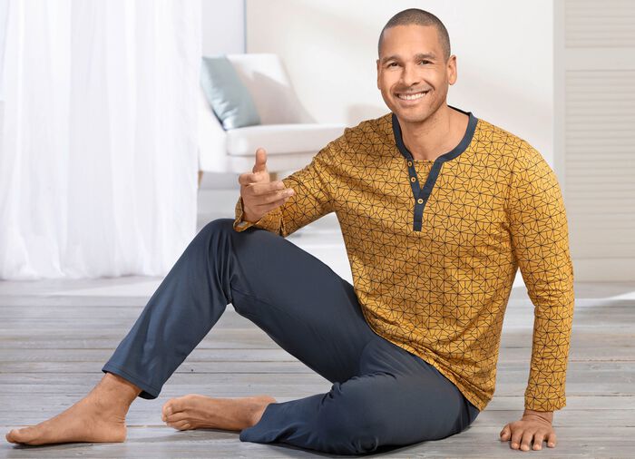 Schlafanzug mit Knopfleiste und offenen Abschl&uuml;ssen 