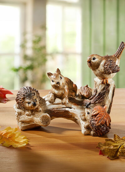 Waldtiere auf Baumstamm 