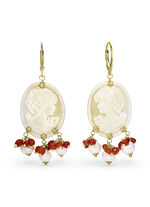 Ohrringe mit S&uuml;sswasser-Zuchtperlen und beh. Koralle 