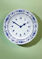 Keramik-Wanduhr mit klassischem Zwiebelmuster 