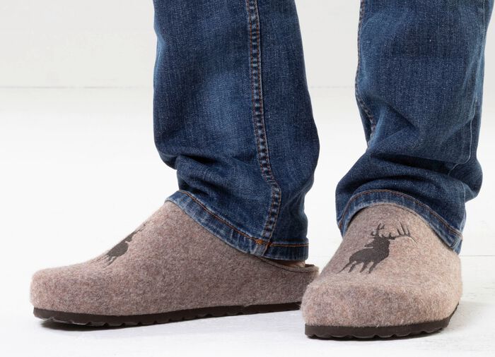 GINO GALANTE, trendige Herren-Hausschuhe, Weite H, mit Hirsch-Stickerei SAND