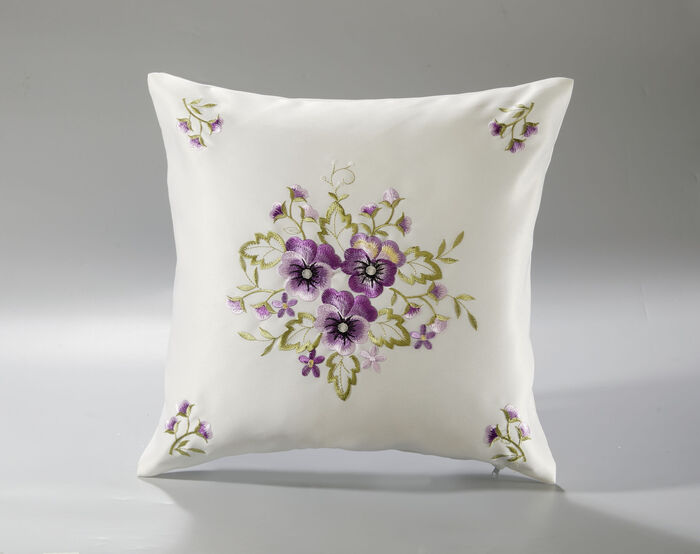 Tisch- und Raumdekoration mit Stiefmütterchen-Stickereien LILA