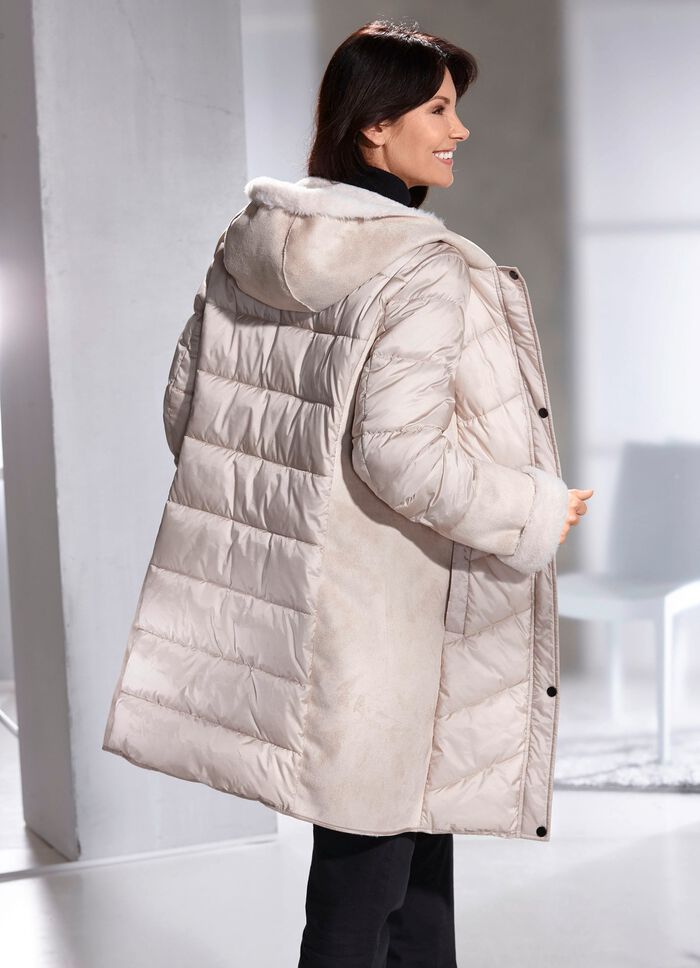 Kurzmantel in aktuellem Materialmix 