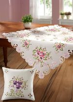 Tisch- und Raumdekoration mit Stiefm&uuml;tterchen-Stickereien 