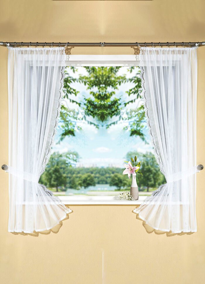 Hübsche Fensterdekoration mit echter Plauener Stickerei 