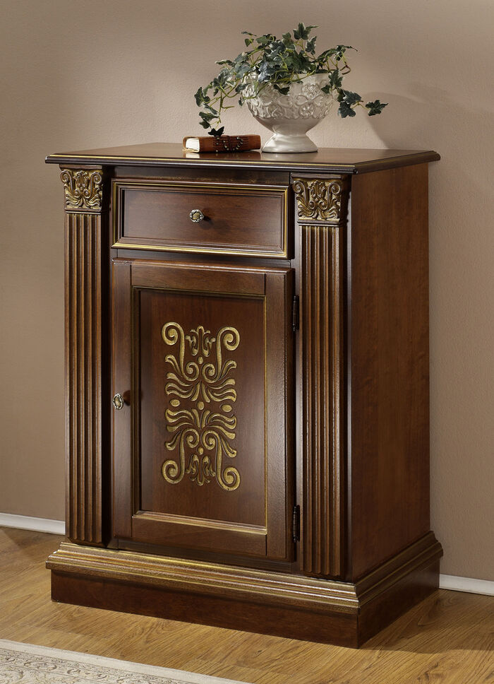 Hochwertige M&ouml;belserie mit aufwendigen Verzierungen 