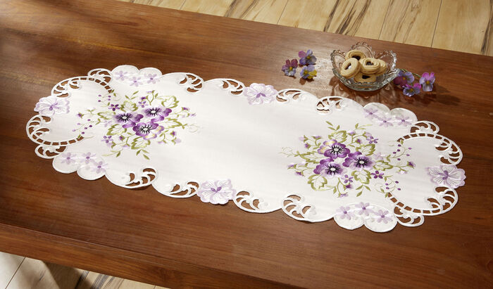 Tisch- und Raumdekoration mit Stiefmütterchen-Stickereien LILA