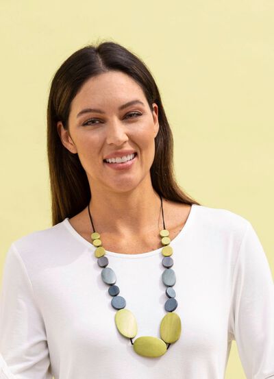 Handgefertigte Halskette mit Holzelementen 