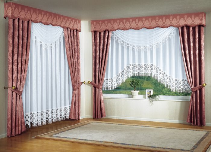 C-Bogen-Vorhang mit Plauener Spitze 