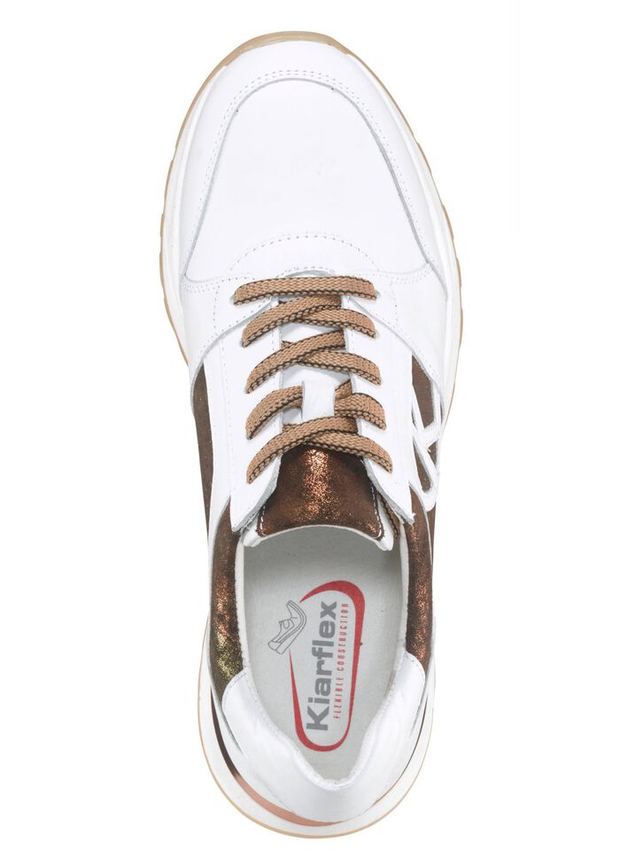 Sneaker im modischem Design 