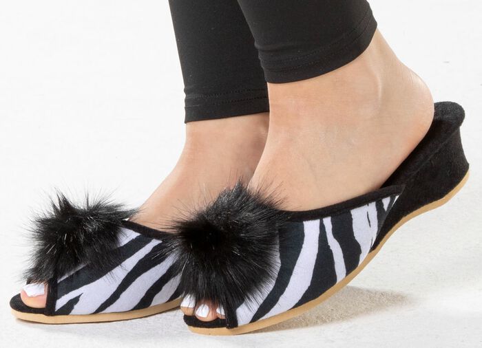 ELENA EDEN, schicke Damen-Pantoletten, Weite G, mit Kunstfellpompon SCHWARZ-WEISS