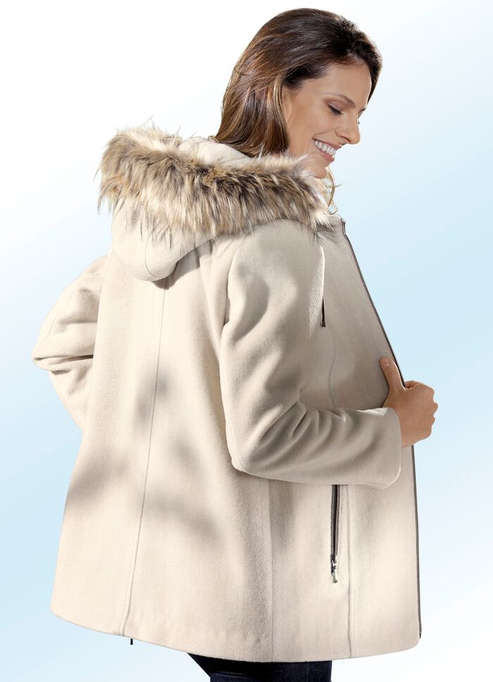 Jacke mit fester Kapuze 