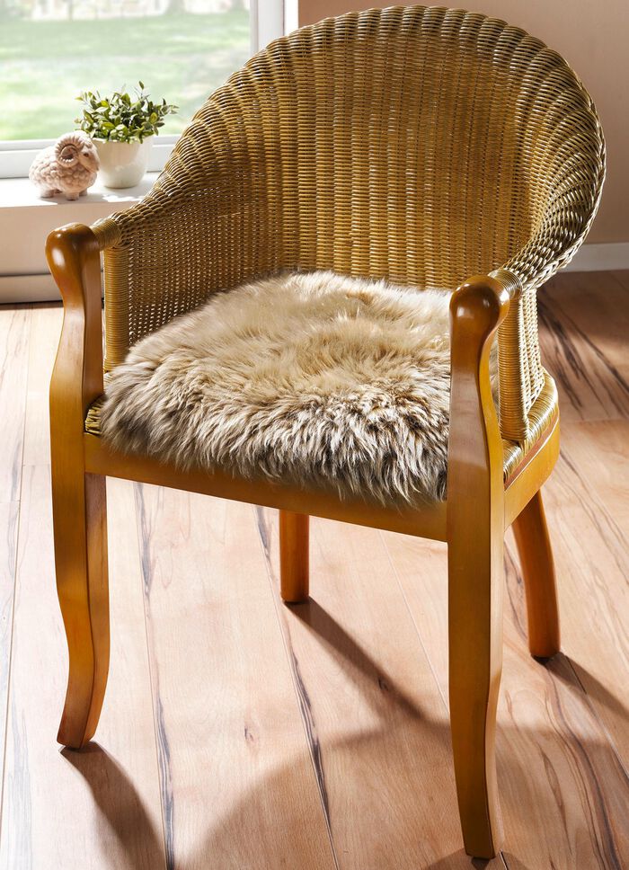Merino-Lammfell-Sitzauflage in Tierform SAND