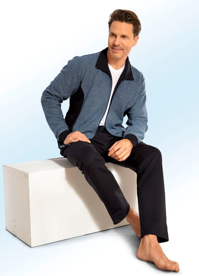 Hausanzug mit kontrastfarbenen Eins&auml;tzen 