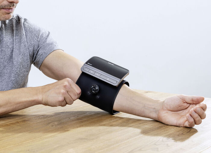 Oberarm-Blutdruckmessgerät mit innovativem easy-Lock-System 